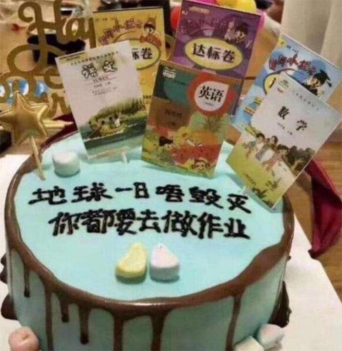 Chiếc bánh sinh nhật khiến cậu bé nhìn thấy đã khóc nức nở.