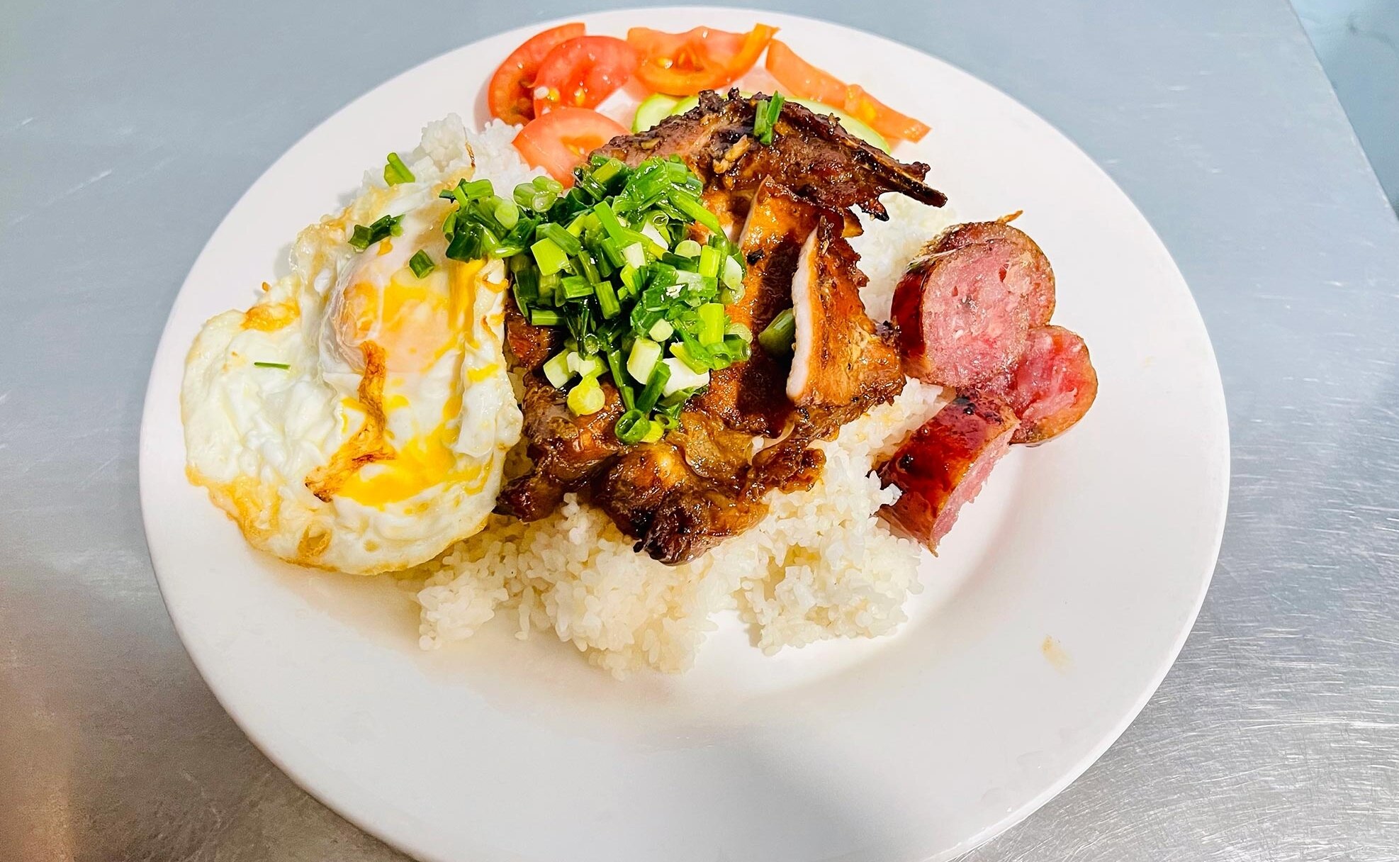 Cơm tấm Sài Gòn, món ăn được nhiều người yêu thích. (Ảnh: Đ.V)