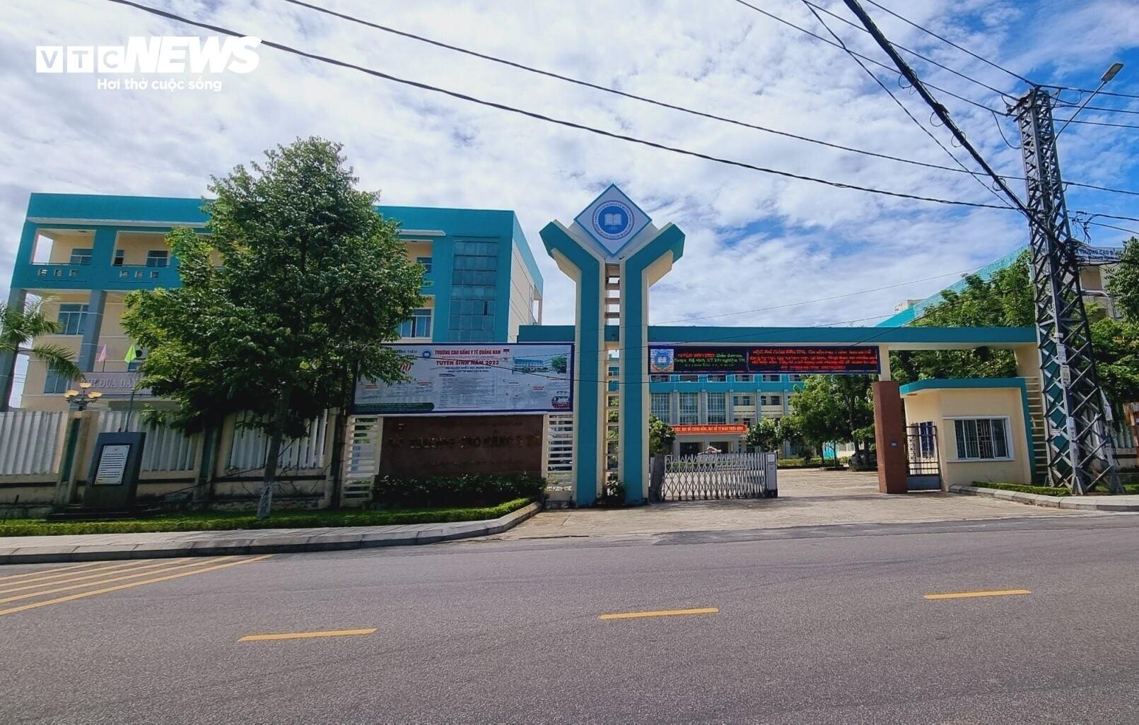 Gần nửa tháng qua, nhiều cán bộ, giảng viên của Trường Cao đẳng Y tế Quảng Nam quyết định ngừng việc tập thể do bị nợ lương kéo dài.