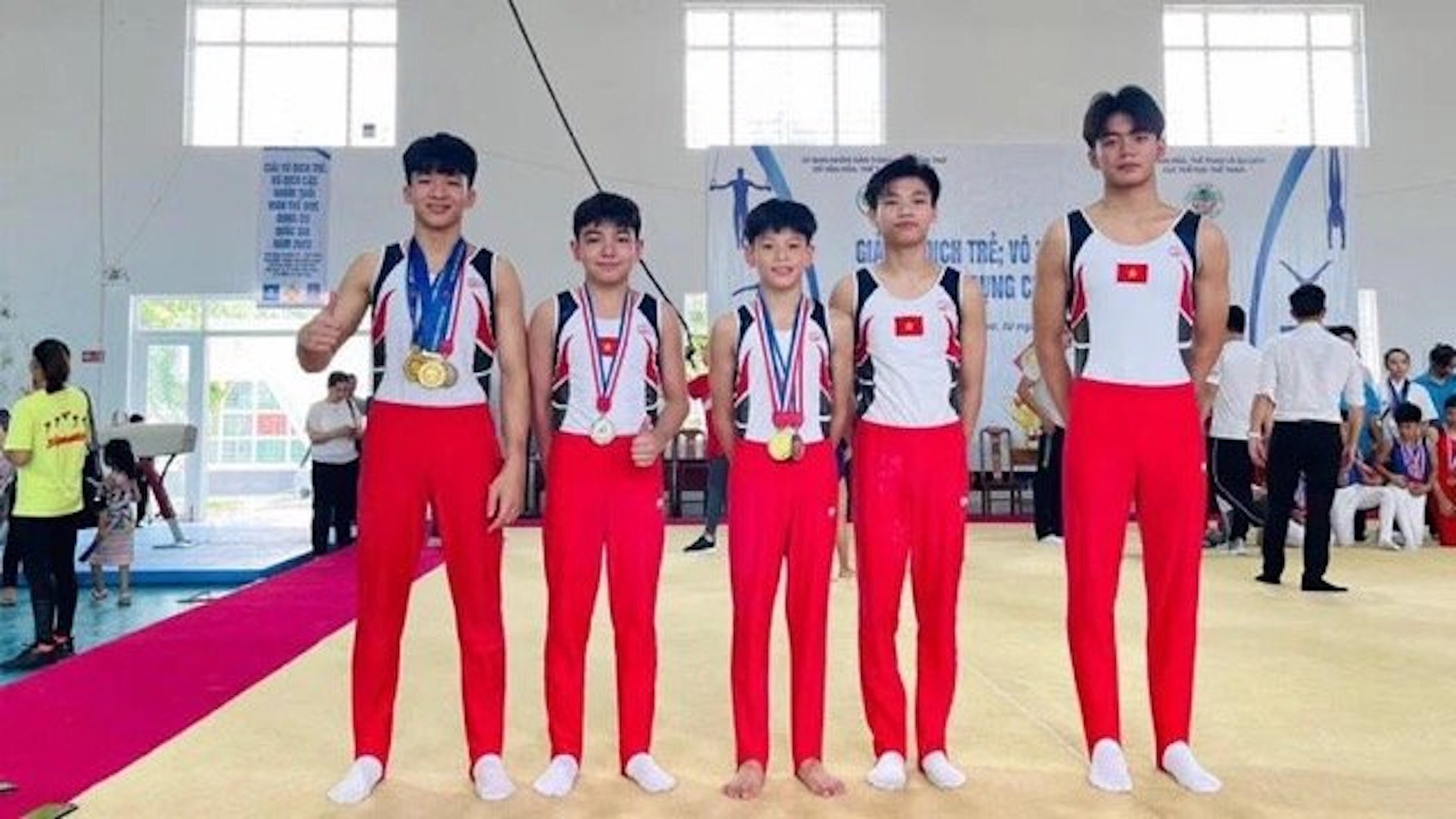 VĐV Nguyễn Minh Triết (ngoài cùng bên phải) là thành viên của đội tuyển trẻ thể dục dụng cụ Quốc gia.
