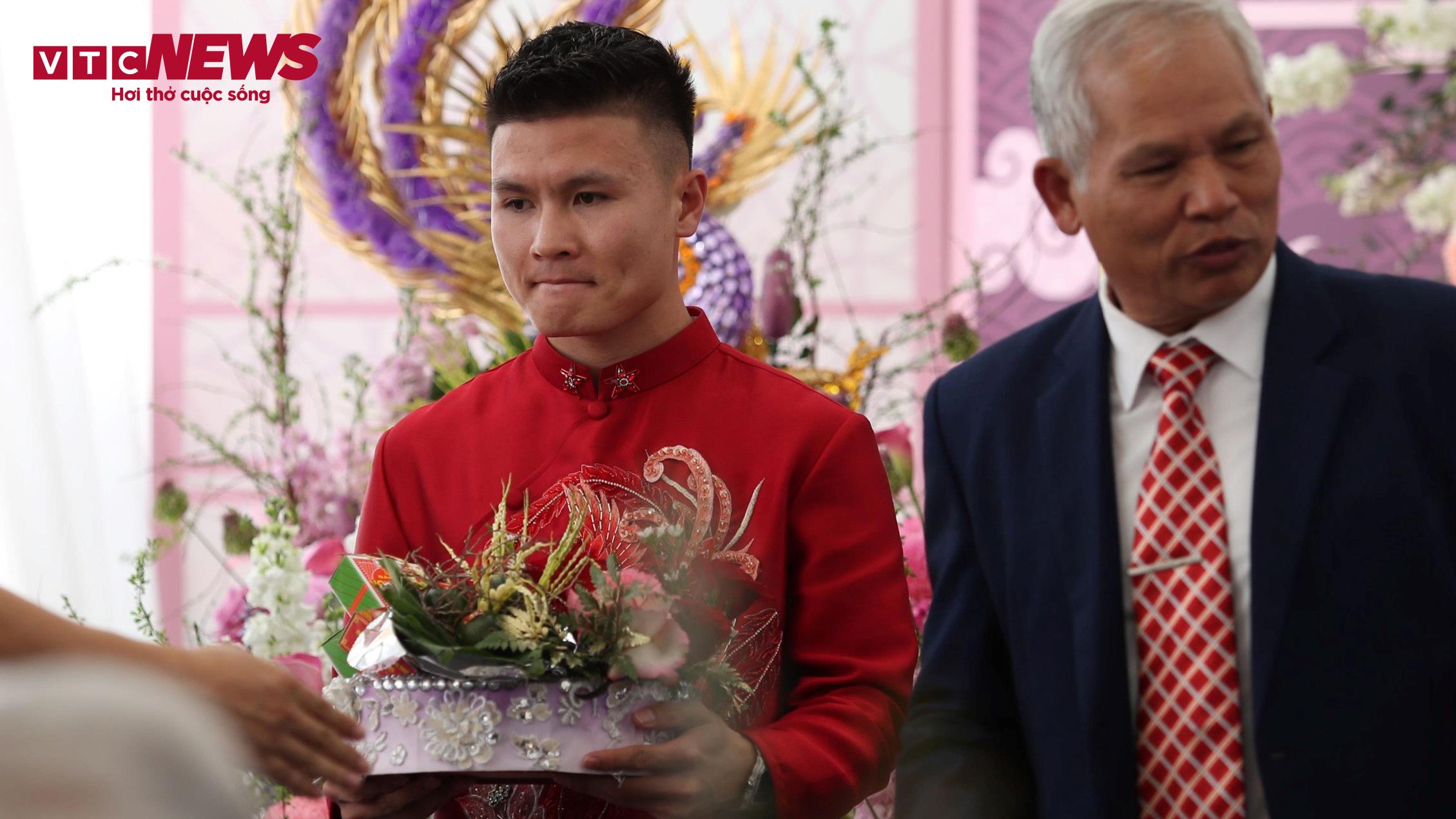 Sau nghi thức chào hỏi, Quang Hải bưng tráp trầu cau vào nhà cô dâu làm lễ gia tiên. (Ảnh: Quang Thanh)