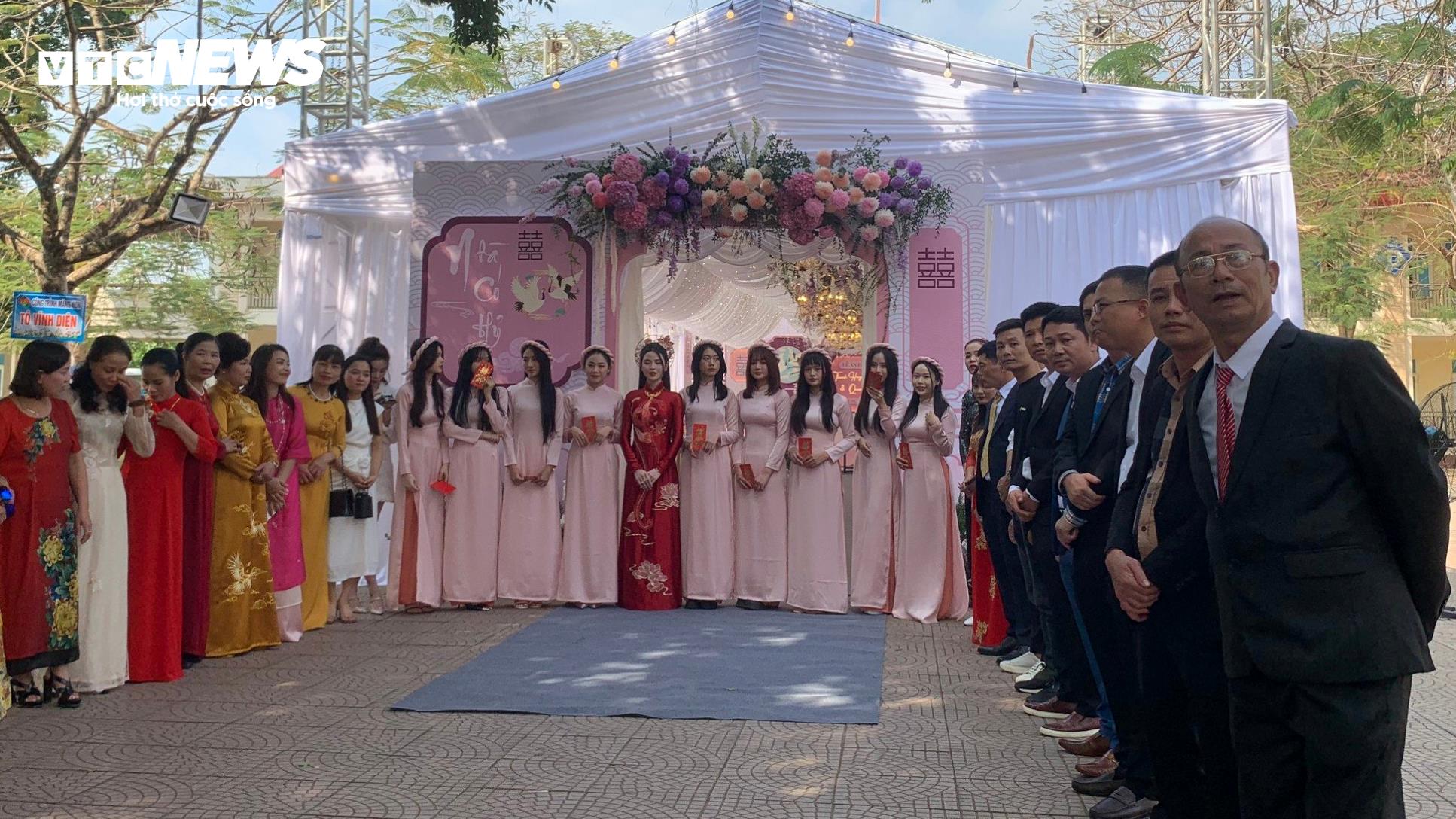 Tiệc tại nhà gái được tổ chức từ 10h. Quang Hải đến nơi chỉ thực hiện các thủ tục chào hỏi, ra mắt của 2 nhà, sau đó chuyển sang nghi thức đón dâu. (Ảnh: Hương Mơ)