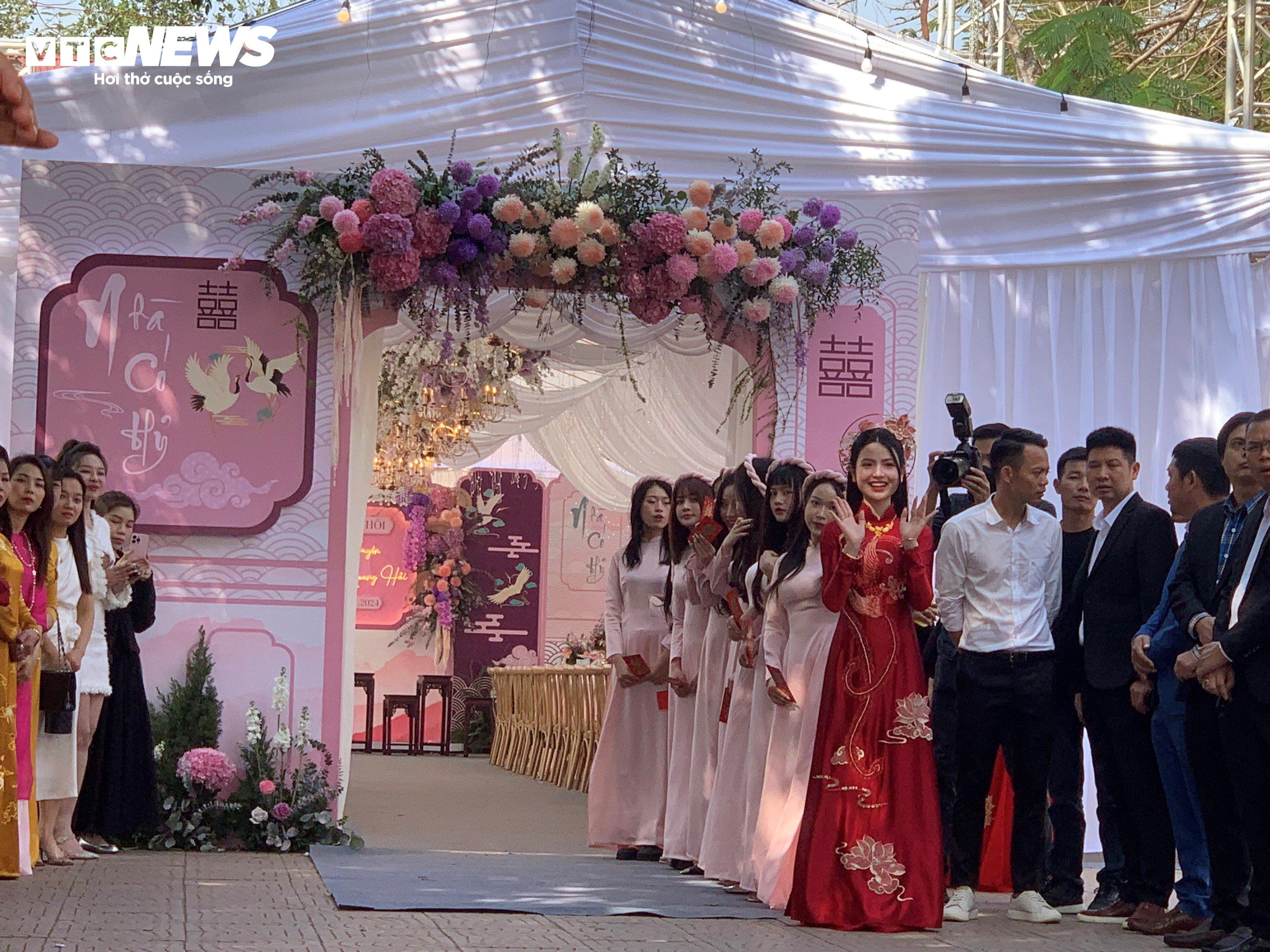 Chu Thanh Huyền và nhà gái đón chàng rể. Địa điểm tổ chức lễ ăn hỏi là khuôn viên trường học gần nhà cô dâu. (Ảnh: Hương Mơ)