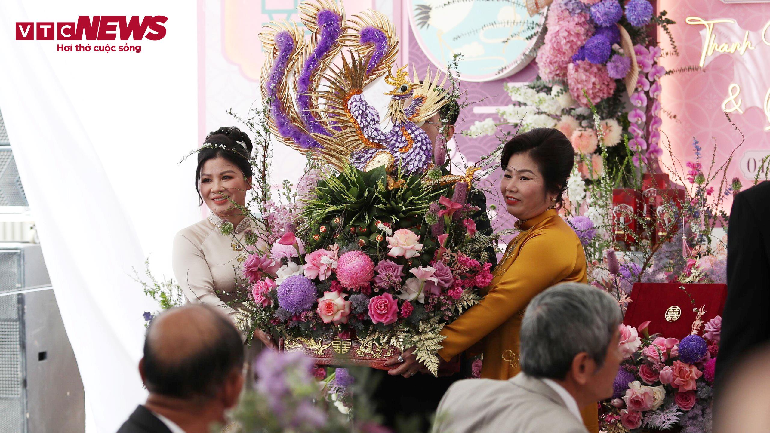 Mẹ vợ Quang Hải nhận tráp long phụng dát vàng từ nhà thông gia. (Ảnh: Quang Thanh)