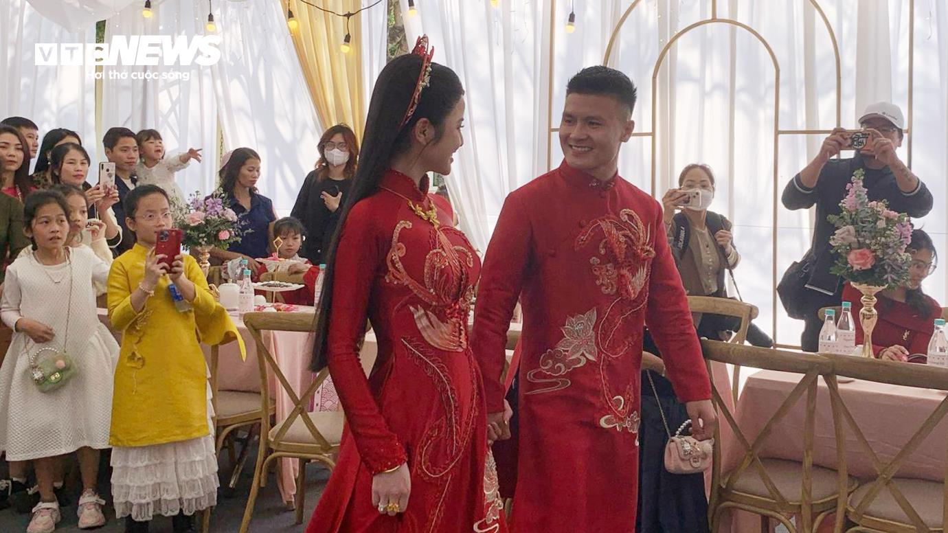 Quang Hải và Chu Thanh Huyền âu yếm nhìn nhau khi bước vào lễ đường. (Ảnh: Hương Mơ)