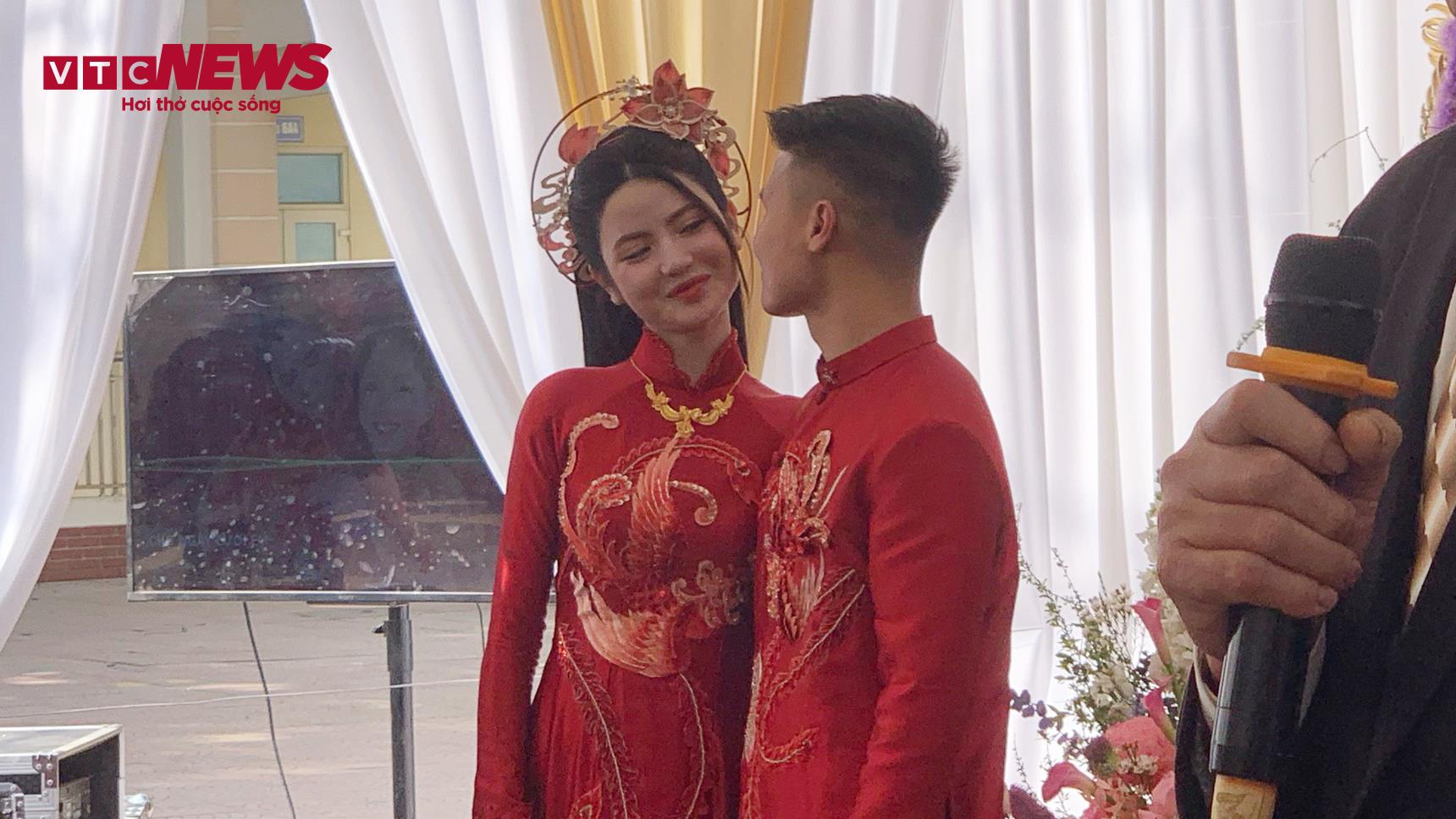 Khoảnh khắc dễ thương của cô dâu chú rể ở góc hội trường khi sự chú ý đang hướng về đại diện nhà trai phát biểu. (Ảnh: Hương Mơ)