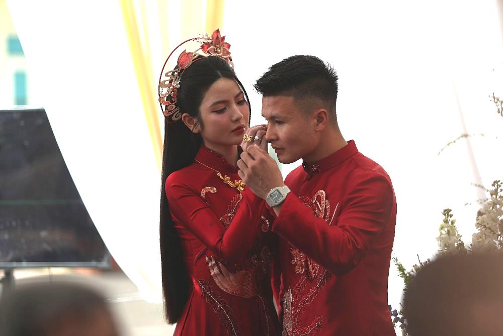 Trong lúc quan viên hai họ phát biểu, Thanh Huyền có cử chỉ ngọt ngào với bạn trai. (Ảnh: Quang Thanh)