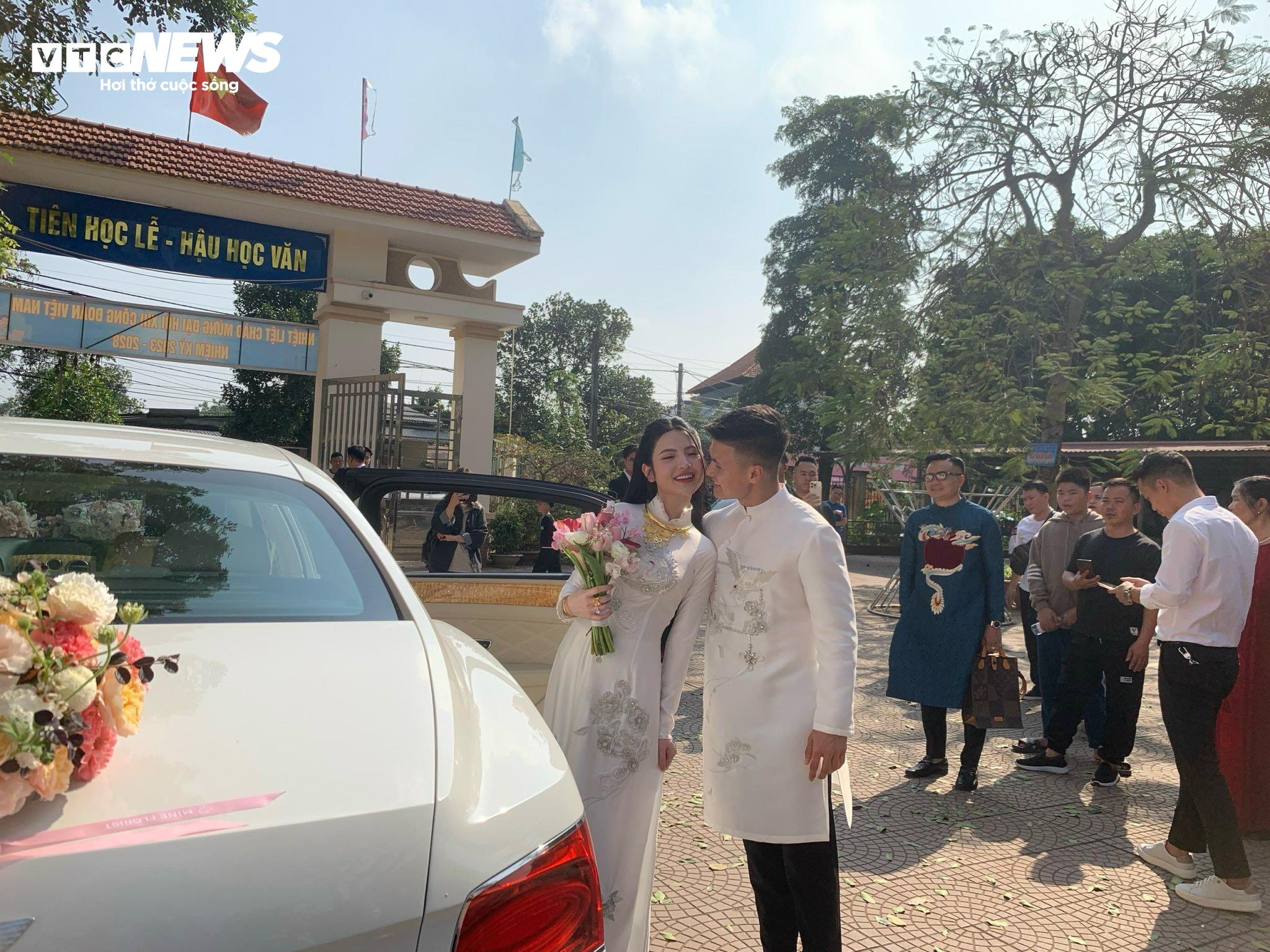 Cặp đôi không ngần ngại thể hiện tình cảm trước khi lên xe. (Ảnh: Hương Mơ)