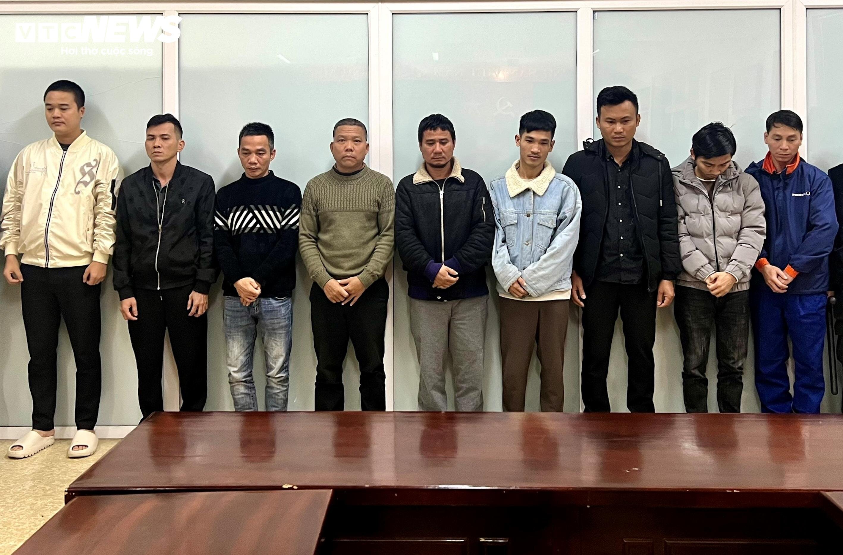 9 kẻ trong đường dây đánh bạc và tổ chức đánh bạc trên mạng Internet vừa bị Công an tỉnh Thừa Thiên - Huế triệt phá. (Ảnh: CACC)