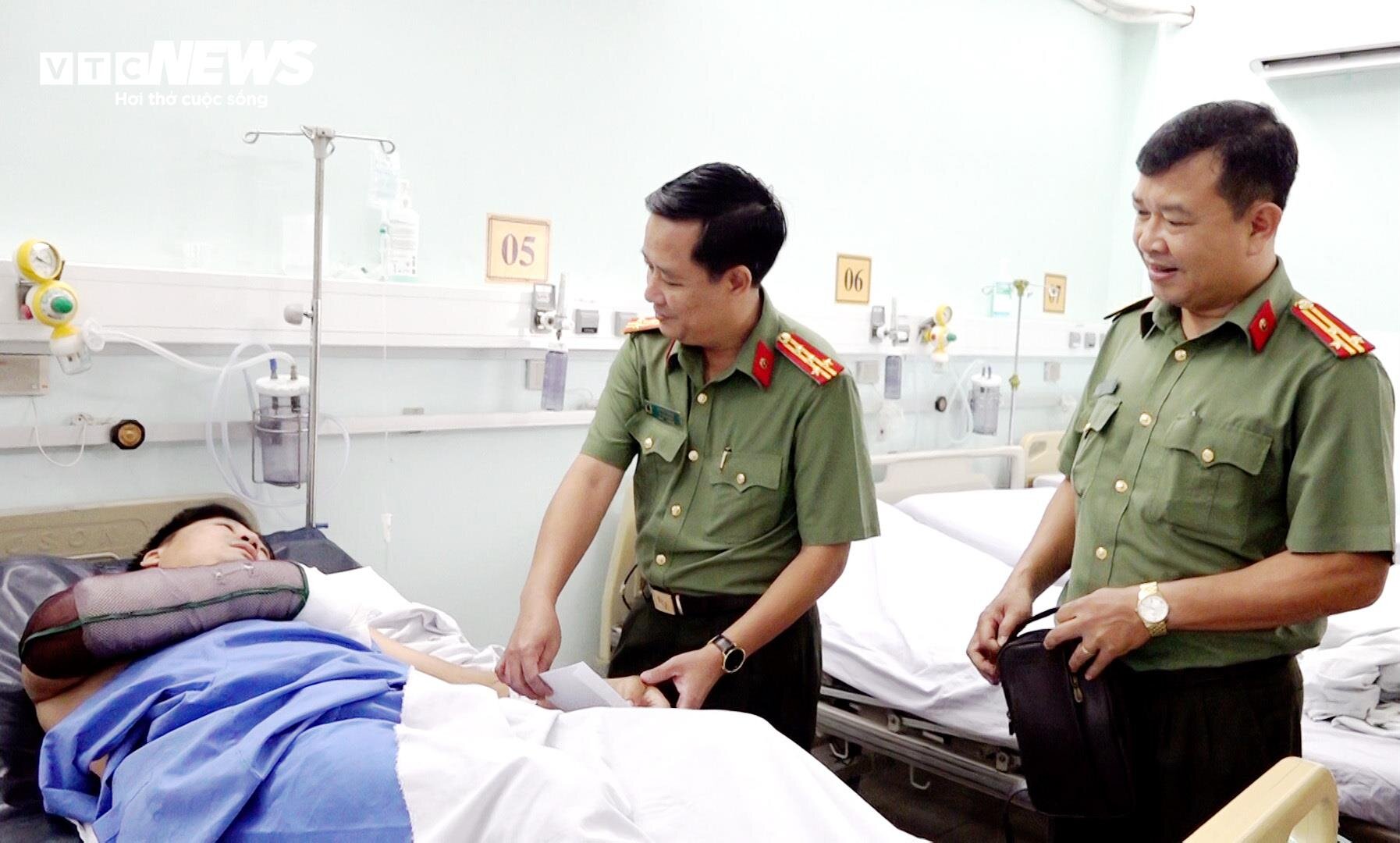 Đại tá Lê Phú Thạnh, Phó Giám đốc Công an tỉnh thăm hỏi, động viên Thiếu tá Thái Văn Tâm bị thương khi làm nhiệm vụ.