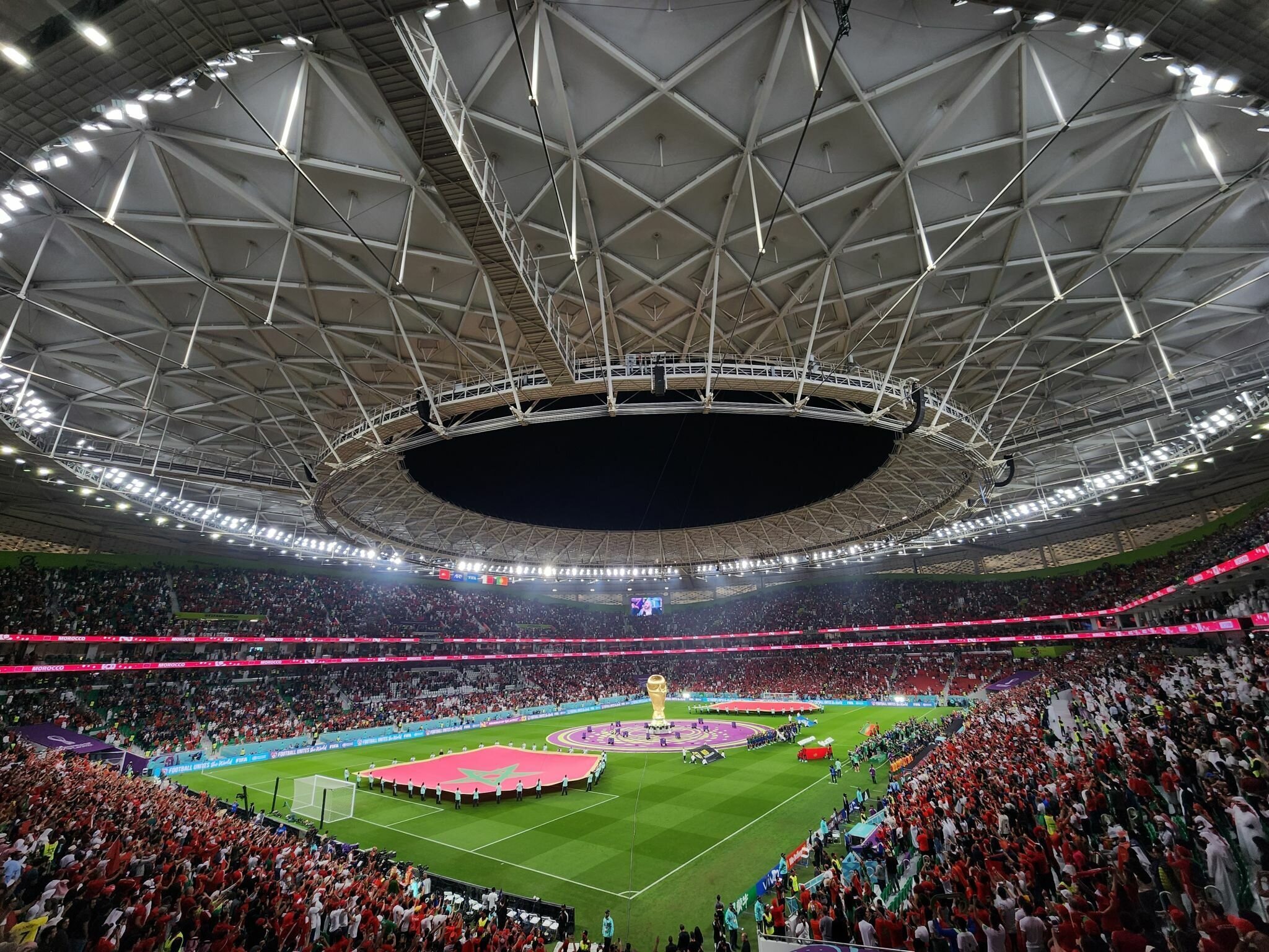 Các khán đài sát sân cỏ và mái vòm được thiết kế quây kín hứa hẹn mang tới âm thanh cuồng nhiệt trong các trận đấu ở Asian Cup 2023. (Ảnh: Getty)