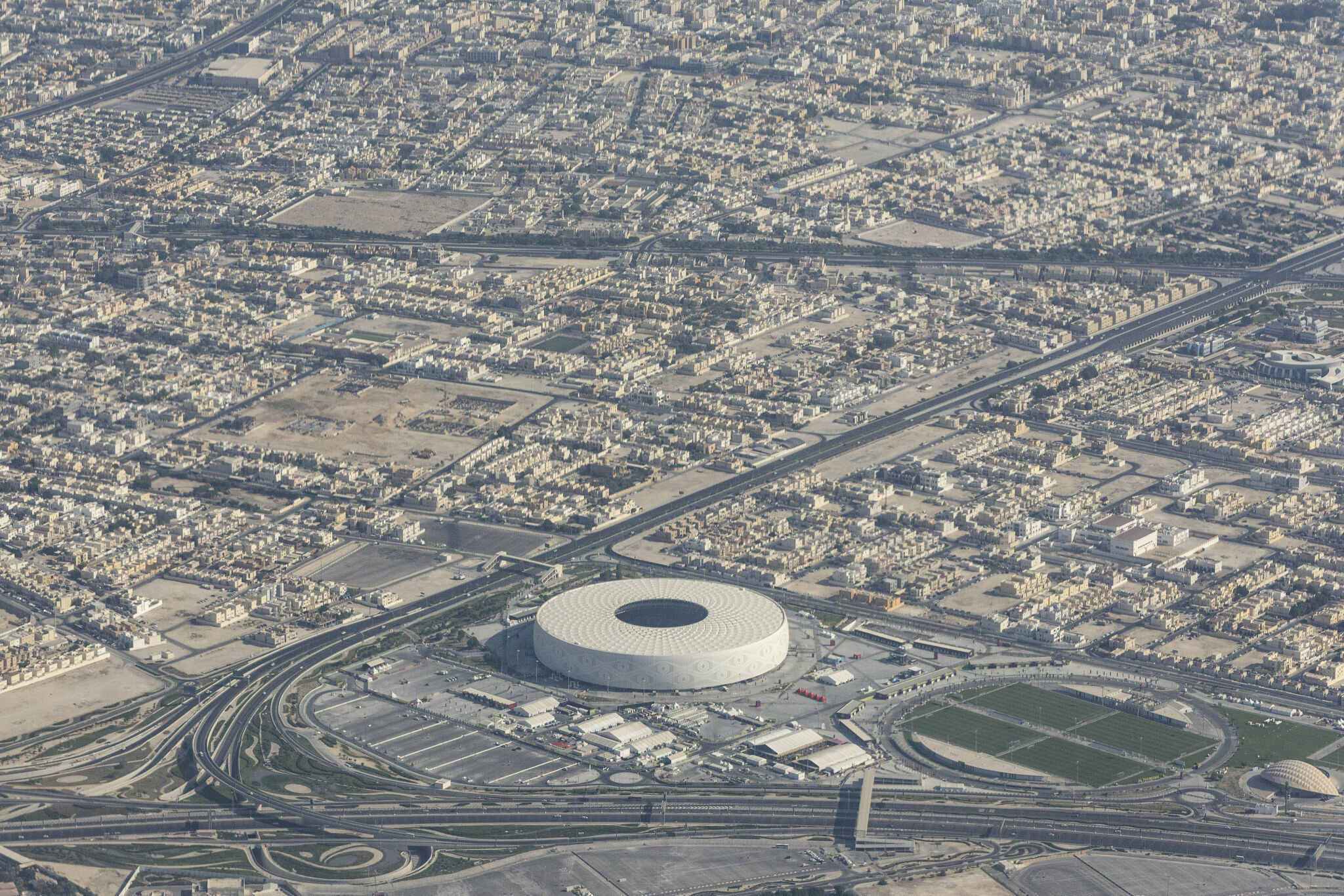 Sân Al Thumama nằm cách trung tâm thành phố Doha 13km, thường được dùng làm sân nhà của đội tuyển quốc gia Qatar. Xung quanh sân là tổ hợp thể thao hiện đại. (Ảnh: Getty)