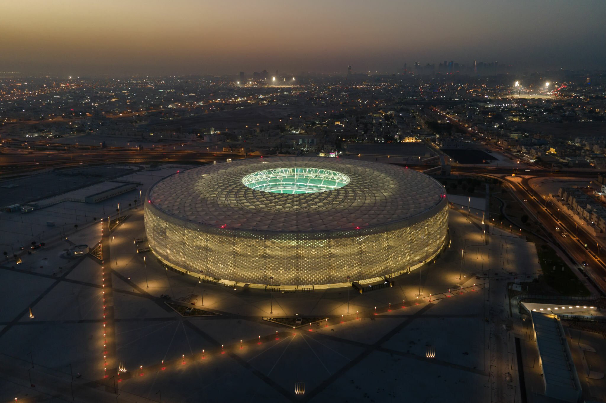 Nhìn từ trên cao, sân vận động khá giống với sân Allianz Arena nổi tiếng của CLB Bayern Munich bởi hình dáng giống chiếc lốp xe. Thực tế, Al Thumama được thiết kế dựa trên cảm hứng từ chiếc mũ taqiyah - mũ truyền thống của người Trung Đông. (Ảnh: Getty)