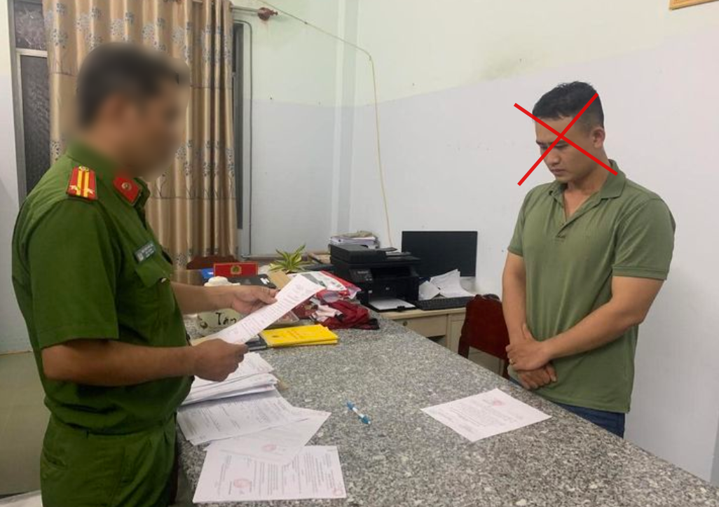 Cơ quan CSĐT đang đọc lệnh bắt đối với Trung úy Ngô Minh Thông.
