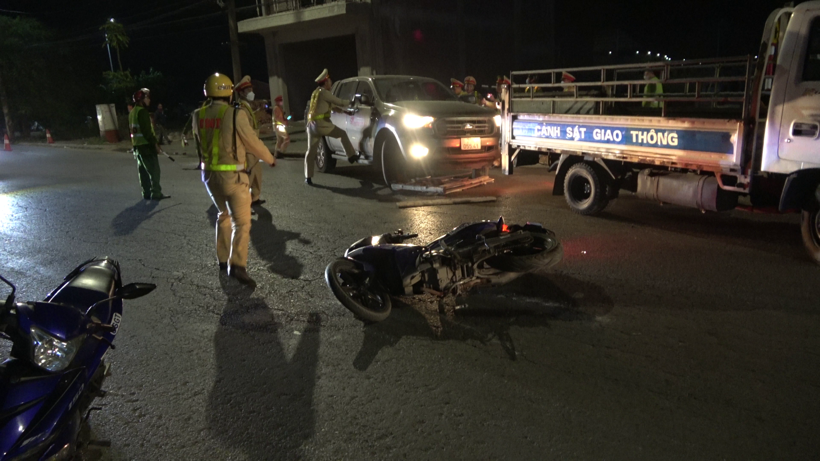Hiện trường vụ việc Tâm lái xe bán tải đâm vào xe chuyên dụng của công an Bắc Giang.(Ảnh: Công an Bắc Giang)
