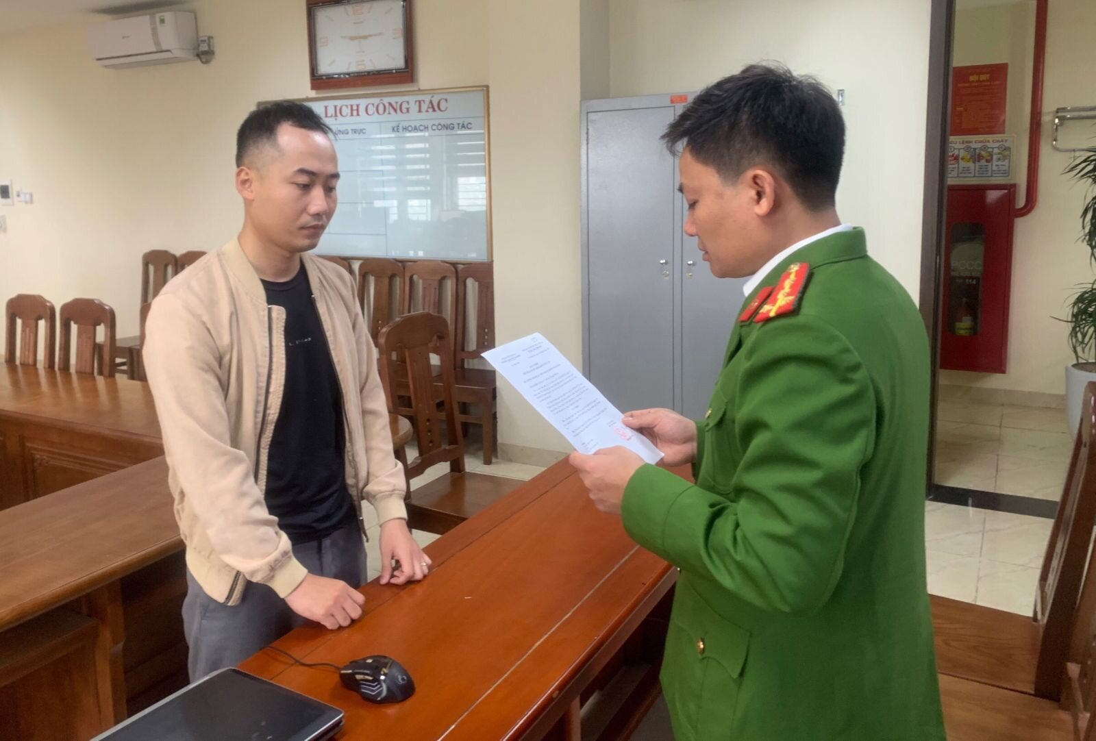 Cơ quan CSĐT Công an TP Thanh Hoá thi hành quyết định khởi tố bị can đối với Lê Văn Thọ.