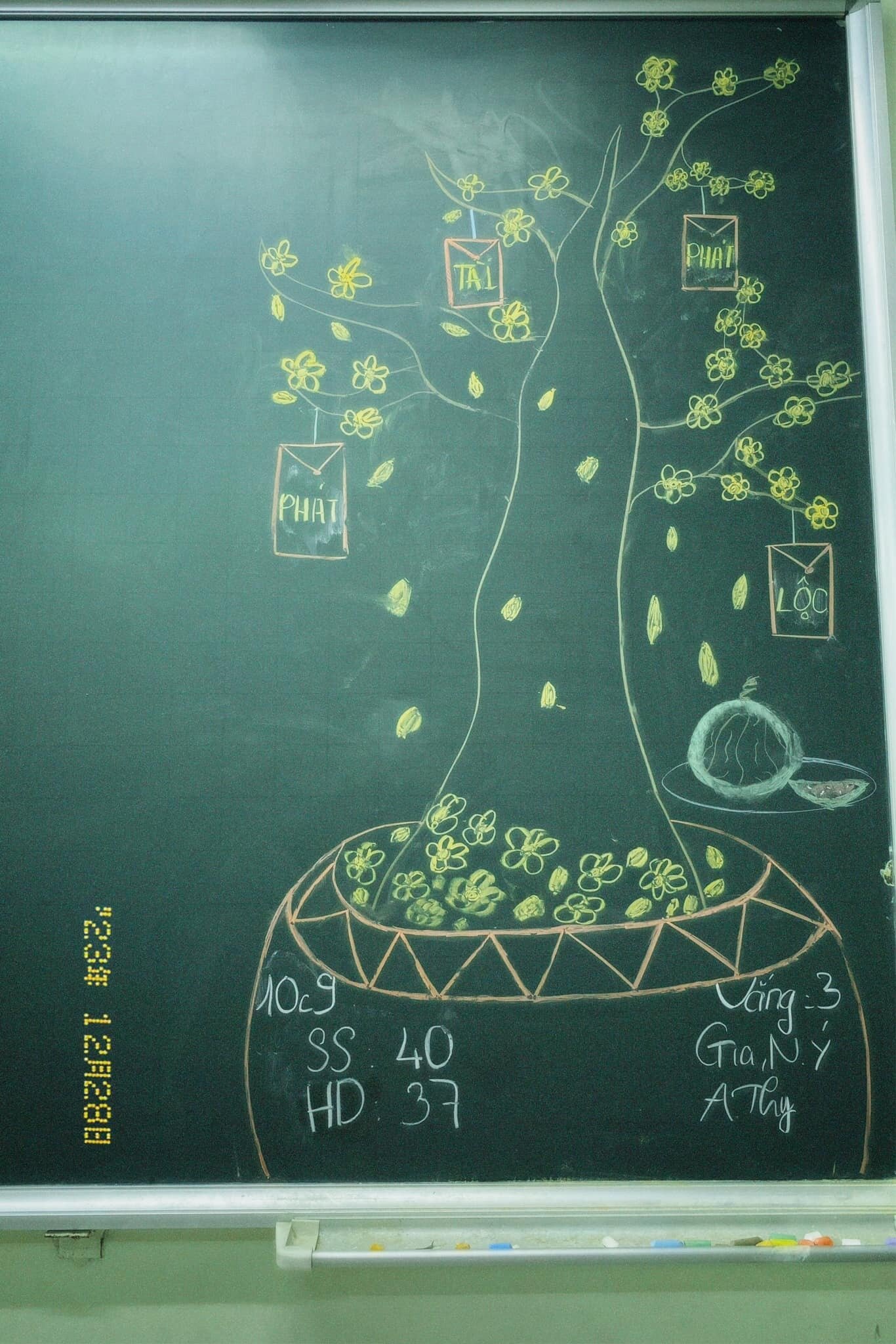 Không trang trí cầu kỳ, lớp học này chỉ vẽ cây mai đơn thuần cũng có không khí Tết. (Ảnh: Thúy Dương)