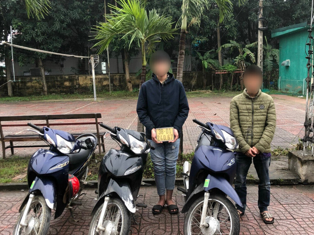 2 thiếu niên trộm xe máy bị công an bắt được. (Ảnh: Công an cung cấp)