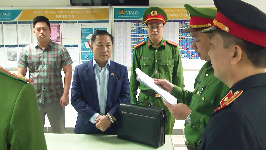 Cơ quan công an đọc lệnh bắt giam ông Lưu Bình Nhưỡng.