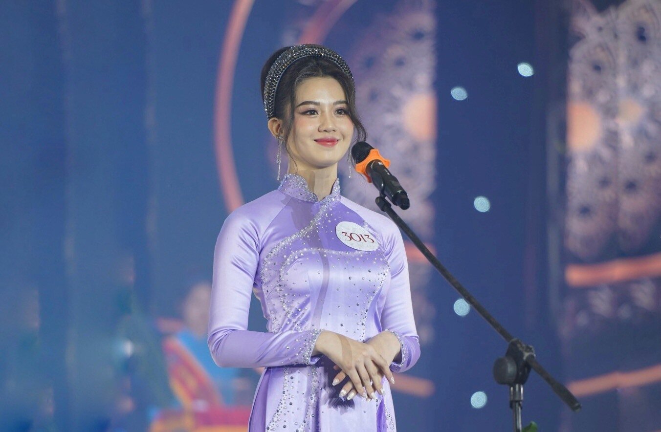 Với số đo hình thể 86-66-94cm, người đẹp quê Tiền Giang được đánh giá là một trong những thí sinh có vóc dáng chuẩn nổi bật và gương mặt thu hút, sáng sân khấu.
