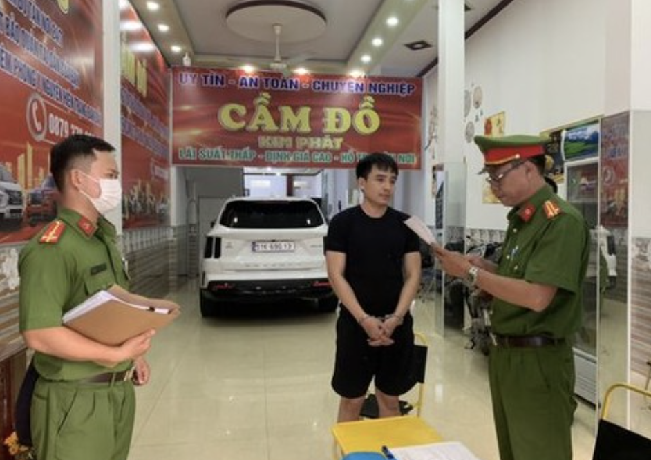 Cơ quan CSĐT Công an đọc lệnh bắt Nguyễn Văn Mạnh.