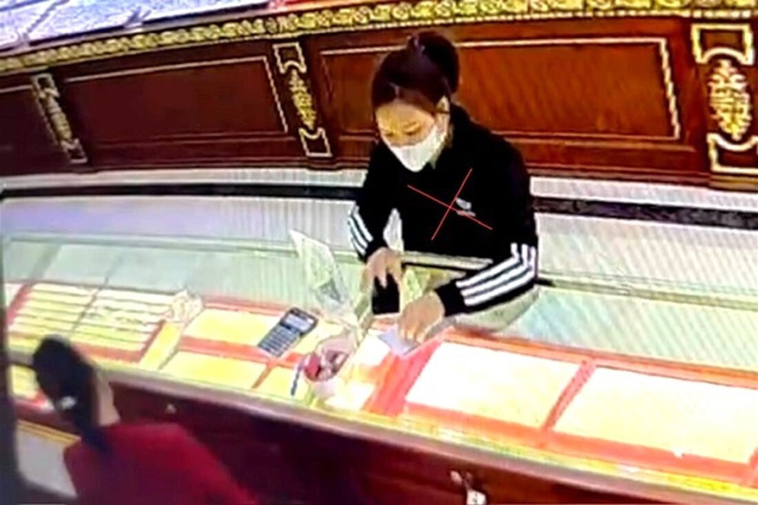 Đối tượng Tiêu Thị Giang thực hiện hành vi phạm tội tại một cửa hàng vàng bạc.
