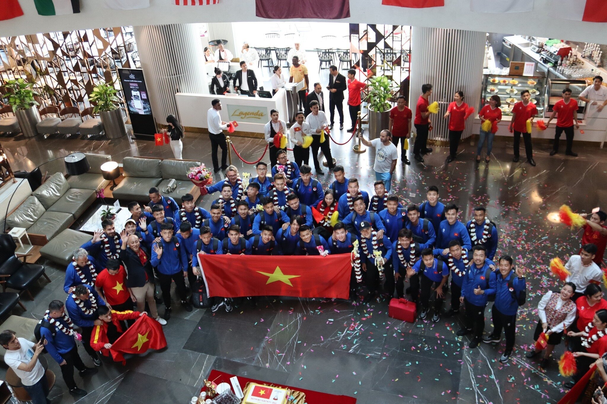 Đội tuyển Việt Nam sớm cảm nhận được sự tiếp đón nồng hậu của ban tổ chức và ban quản lý khách sạn trong ngày đầu tới Qatar.