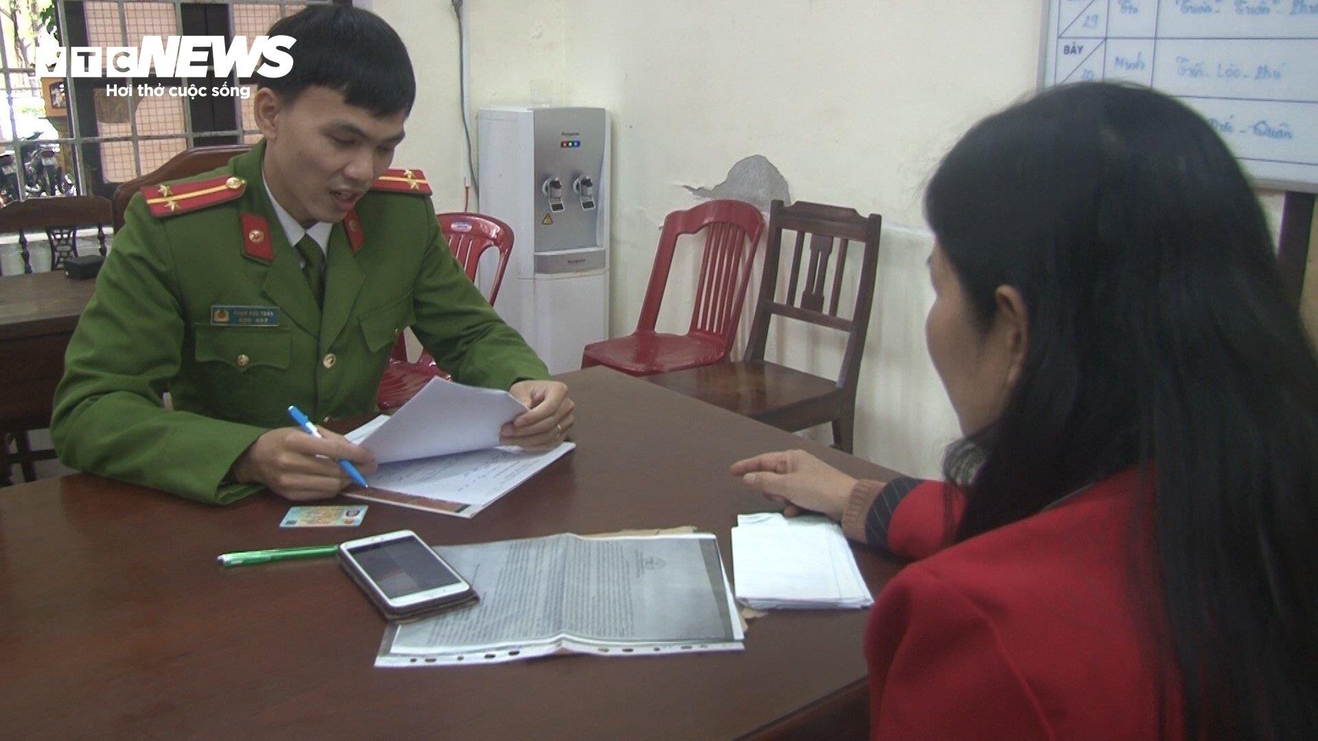 Chị Phan Thị M. đến công an trình báo về việc bản thân bị những kẻ lấy danh nghĩa luật sư lừa đảo. (Ảnh: CACC)