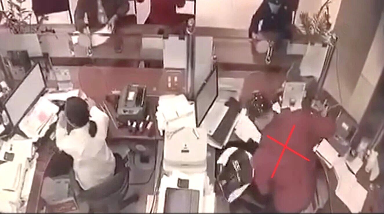 Hình ảnh đối tượng Nguyễn Tuấn Anh xông vào ngân hàng uy hiếp nhân viên được camera an ninh ghi lại. (Ảnh chụp từ clip)
