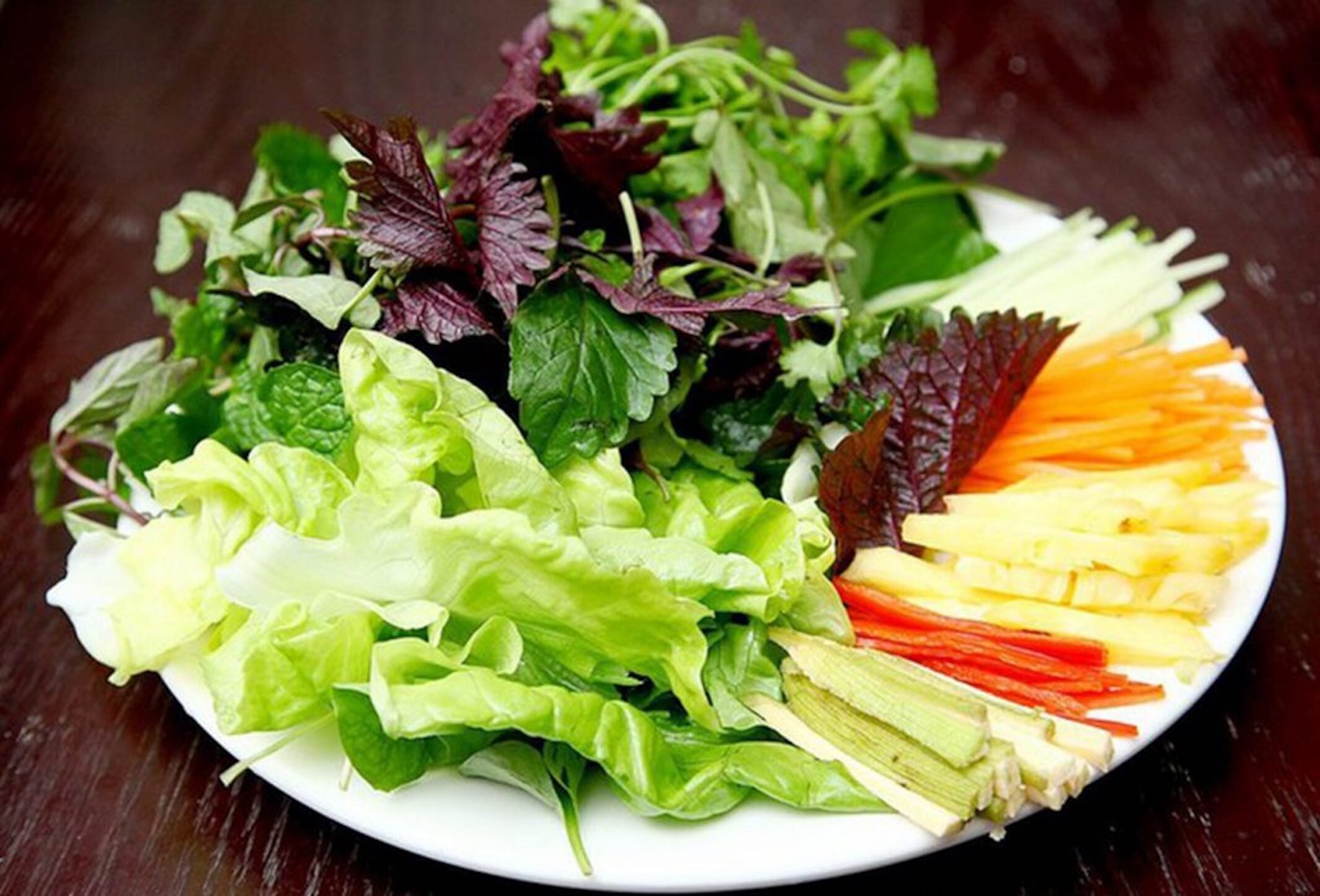 Ăn rau sống có thể khiến bạn bị nhiễm ký sinh trùng.