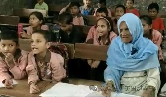 Cụ Salima Khan học cùng lớp với các bạn học chỉ bằng tuổi chắt của mình.