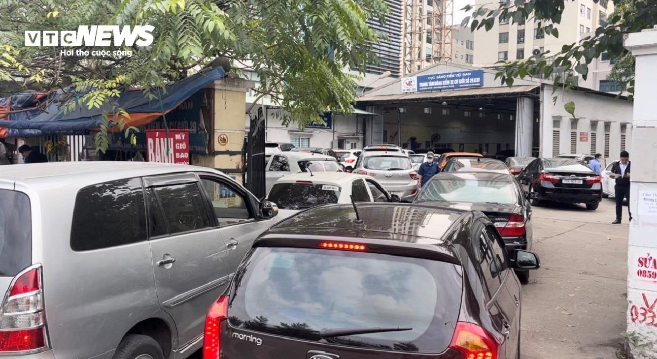 Cảnh ùn tắc tại một số trung tâm đăng kiểm tại Hà Nội.