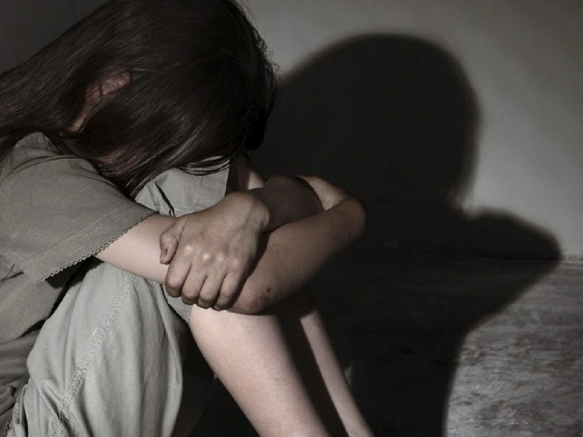 Nhóm thanh niên bị bắt để điều tra về hành vi hiếp dâm người dưới 16 tuổi. (Hình minh họa)