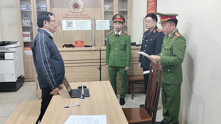Cơ quan CSĐT Công an tỉnh Hải Dương thi hành lệnh bắt tạm giam đối với Vũ Hồng Giang. (Ảnh: Công an tỉnh Hải Dương)
