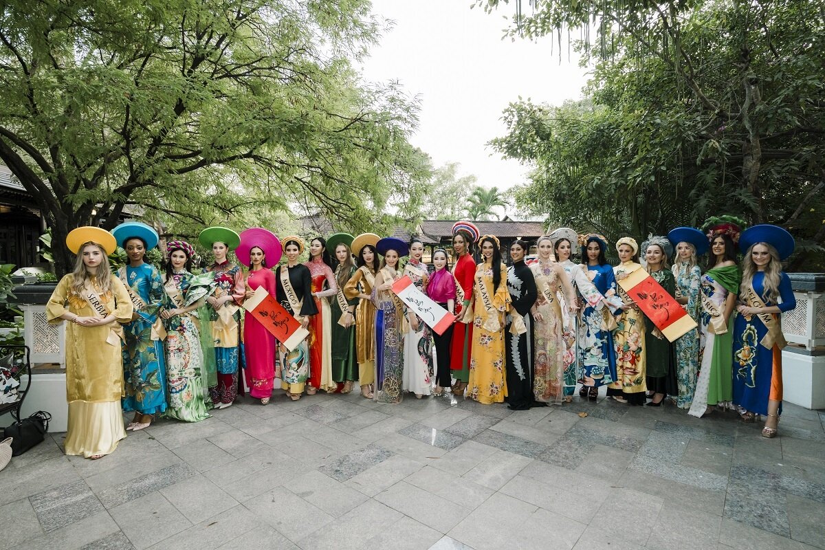 Đầu tháng 1/2024, các thí sinh của Miss Global 2023 đã tới Việt Nam và có một tuần trải nghiệm văn hóa, ẩm thực Việt. Hơn 80 người đẹp cùng diện áo dài của NTK Châu Loan trong buổi chụp hình glamshot tại TP.HCM