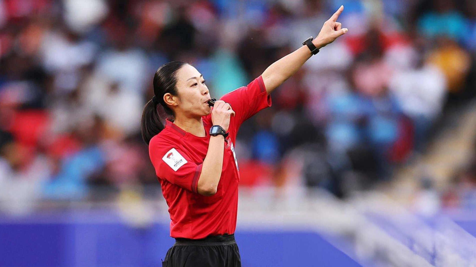Bà Yamashita là trọng tài nữ đầu tiên cầm còi ở Asian Cup.