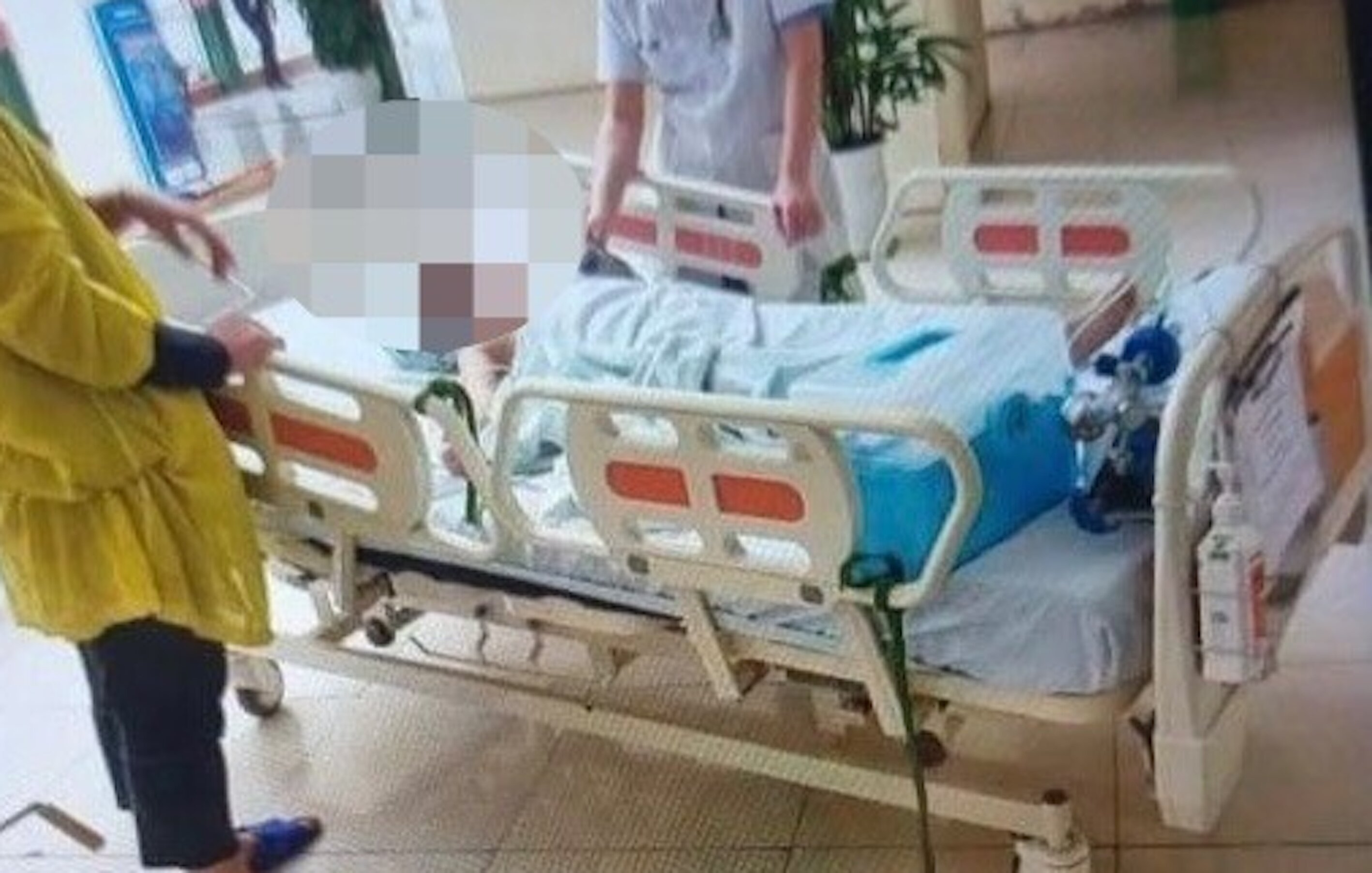 Một trong hai học sinh đang được cấp cứu tại Bệnh viện Nhi