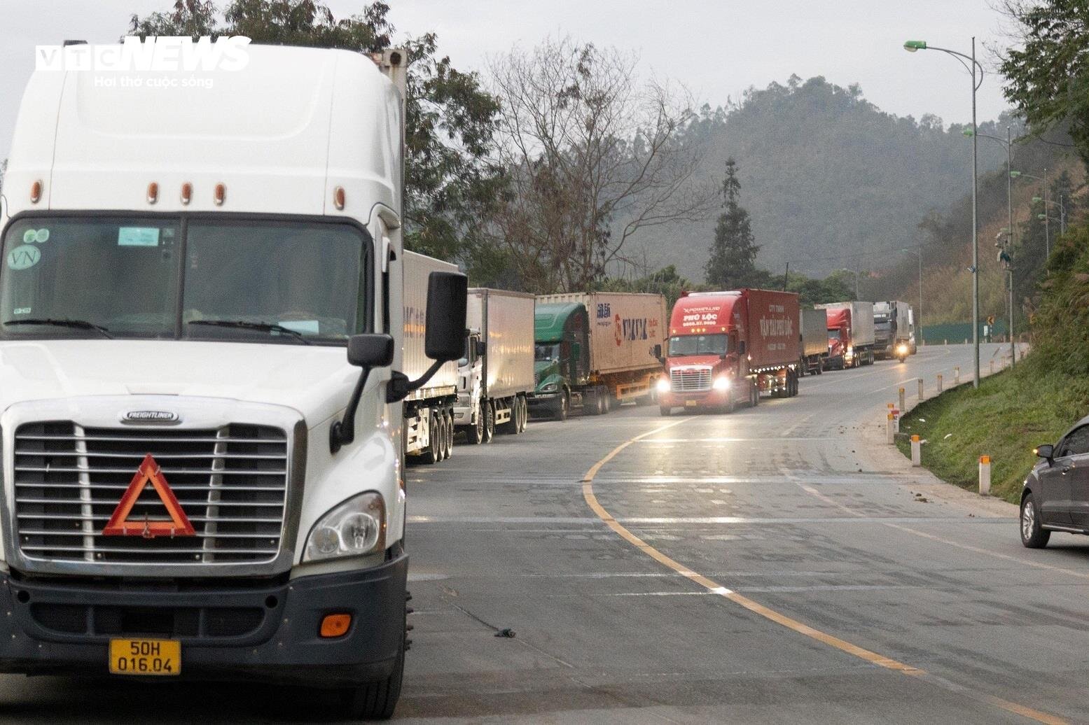 Tuy số lượng xe chở hàng hóa xuất, nhập khẩu qua các cửa khẩu đường bộ của tỉnh Lạng Sơn tăng mạnh nhưng với việc rút ngắn thời gian thông quan, hầu hết xe chở hàng đều được thông quan ngay trong ngày, do vậy, số lượng xe tồn chờ đến hôm sau không nhiều.