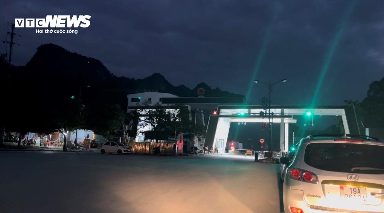 Có mặt tại cửa khẩu quốc tế Hữu Nghị (tỉnh Lạng Sơn) lúc 6h sáng 16/1, PV VTC News ghi nhận ngay khi khu vực cửa vào còn đóng kín, nhiều phương tiện cá nhân, container chở hàng đã xếp dài chờ giờ mở cửa.