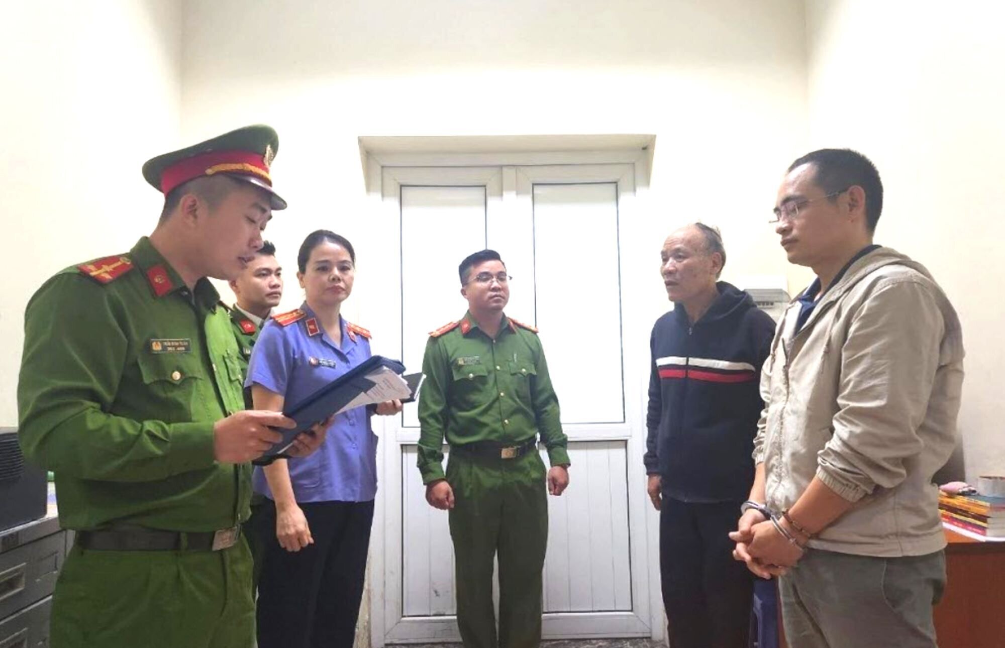 Cơ quan công an tống đạt quyết định khởi tố bị can, bắt giam Nguyễn Văn Nam