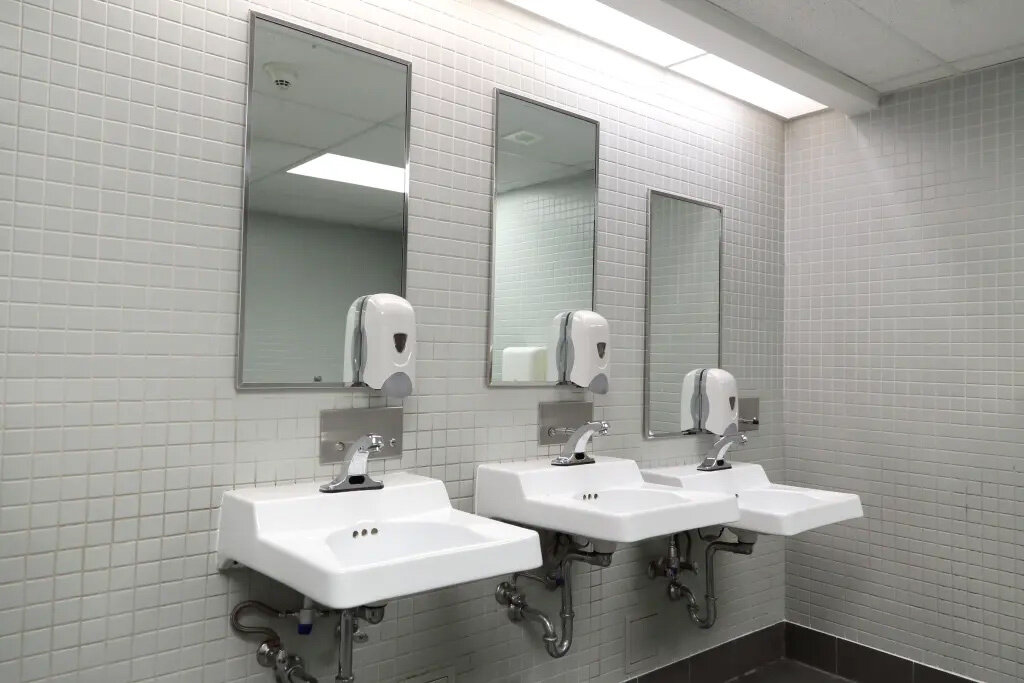 Trường Alamance-Burlington cho dỡ bỏ toàn bộ gương trong toilet để học sinh không có cơ hội trốn học vào nhà vệ sinh quay TikTok.