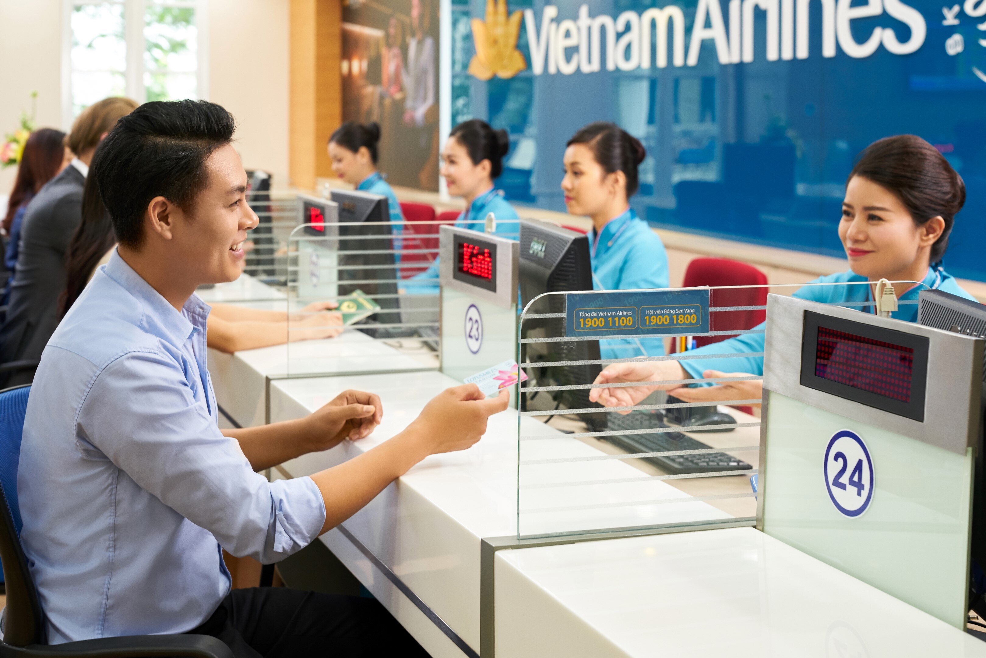Cao điểm Tết, Vietnam Airlines khuyến nghị hành khách mua vé trên kênh chính thức.