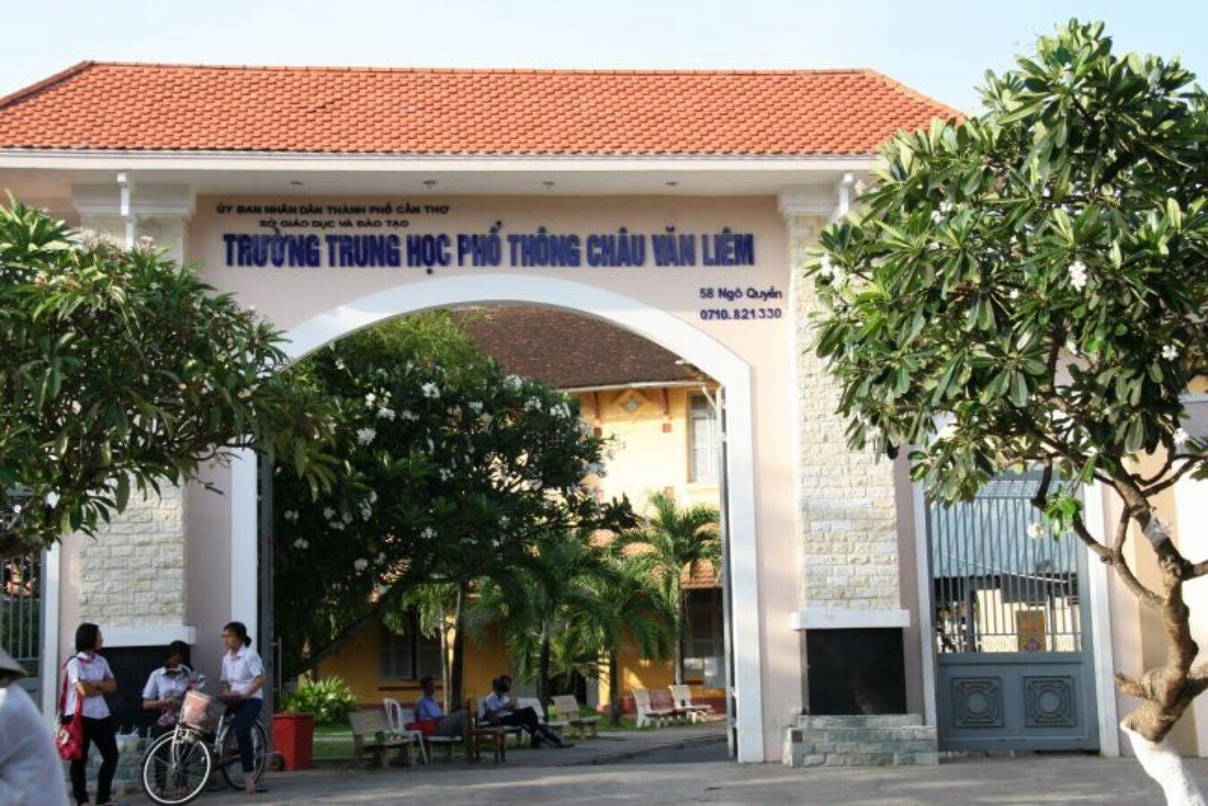 Trường THPT Châu Văn Liêm - nơi xảy ra sự cố trong giờ học thực hành khiến 5 học sinh bị thương.