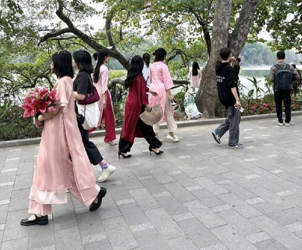 Khu vực xung quanh hồ Hoàn Kiếm cũng đông nườm nượp chị em đến chụp ảnh. (Ảnh: Dinh Hoang Phuong Thao)