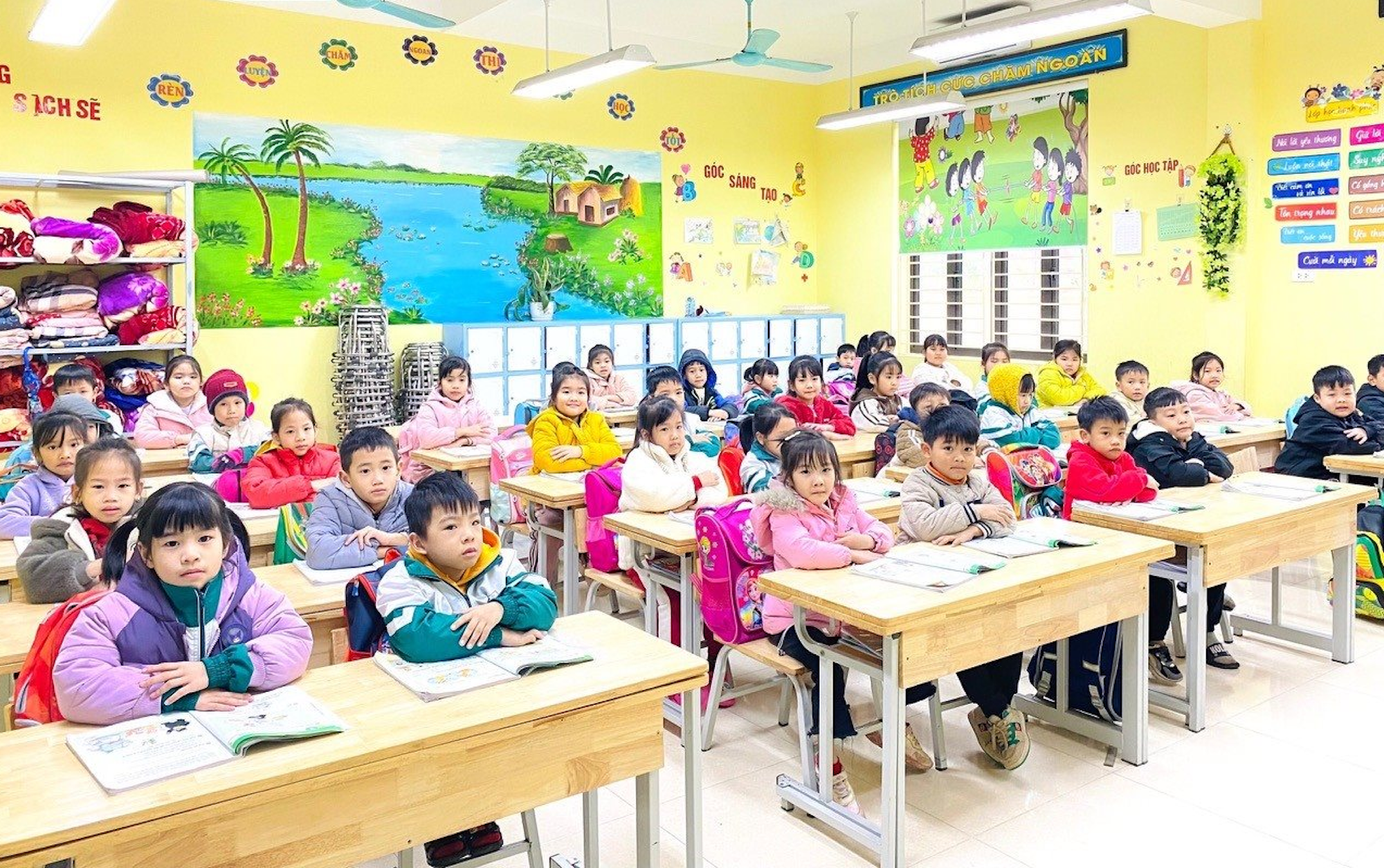 Học sinh trường Tiểu học Vạn Thắng (Ba Vì, Hà Nội) đi học khá đầy đủ trong ngày giá rét.