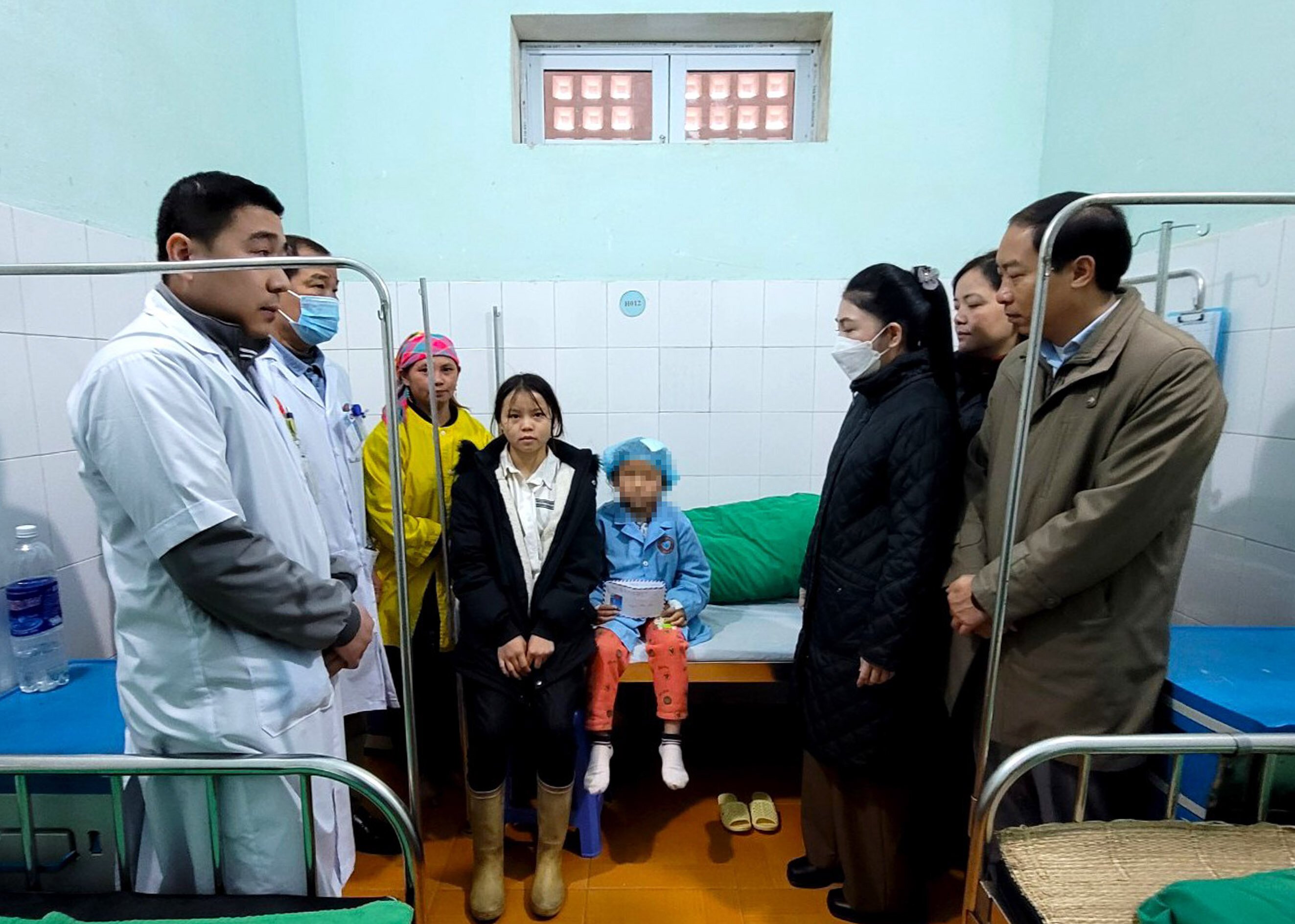Lãnh đạo huyện Xín Mần thăm hỏi, động viên cháu bé vừa được giải cứu khỏi kẻ bắt cóc. (Ảnh: Cổng thông tin điện tử huyện Xín Mần)