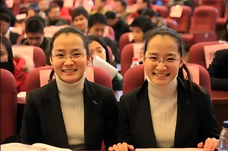 Cặp song sinh Mã Đông Hàn và Mã Đông Tín trở thành giáo sư ở tuổi 35.