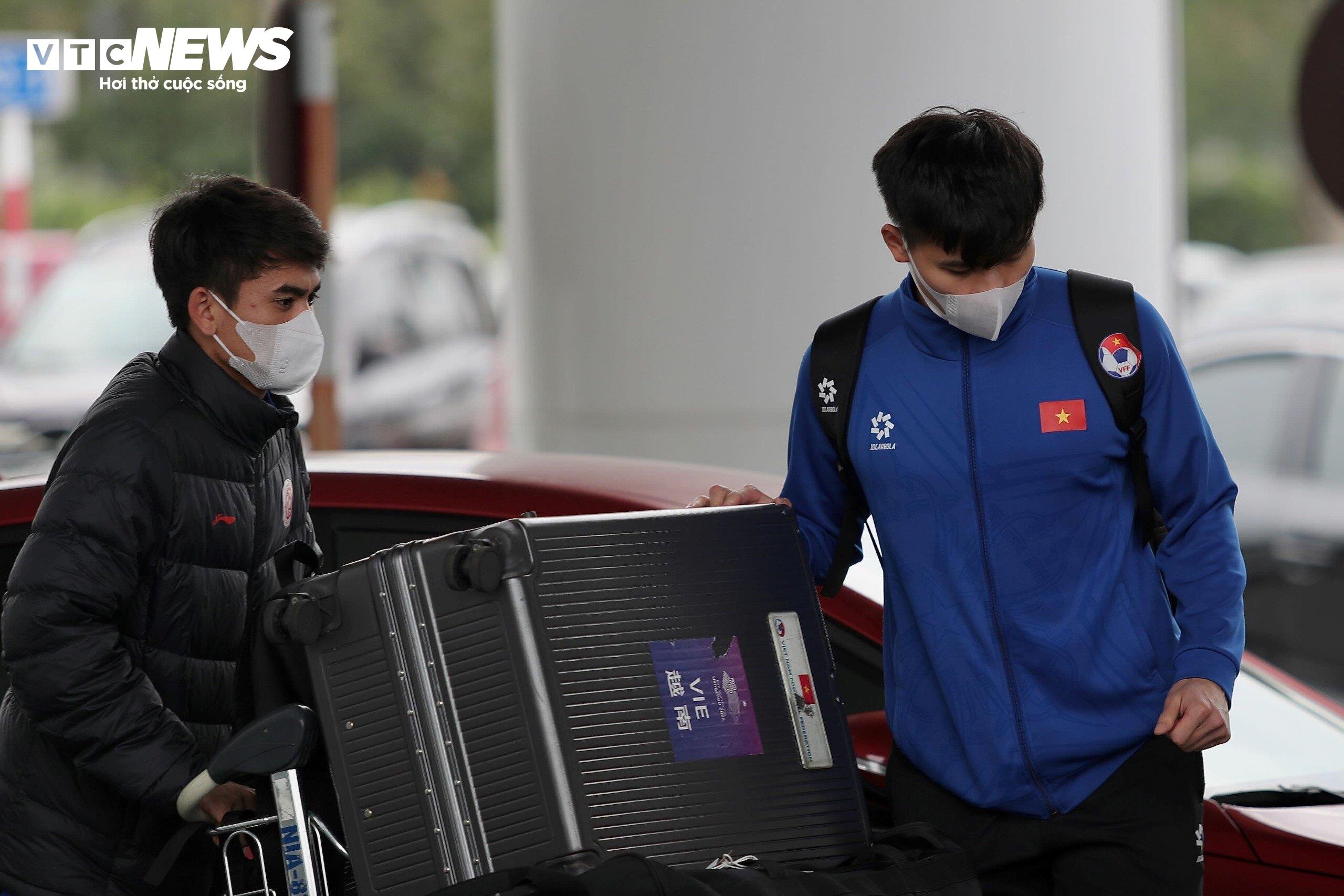 Khuất Văn Khang và Nguyễn Thanh Bình nhanh chóng xếp hành lý lên xe trở về. Hai cầu thủ để lại dấu ấn nhất định, nhưng chắc chắn nhận được bài học để cải thiện hơn trong tương lai.