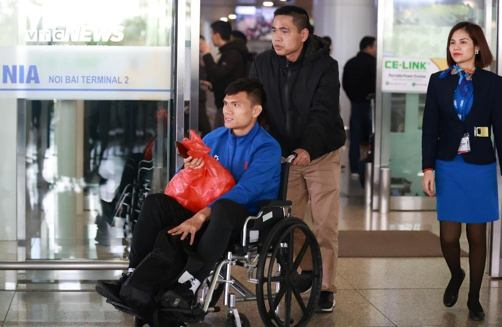 Hậu vệ Phạm Xuân Mạnh di chuyển bằng xe lăn. Cầu thủ này bị đau ở cổ chân sau trận đấu với Iraq hôm qua.