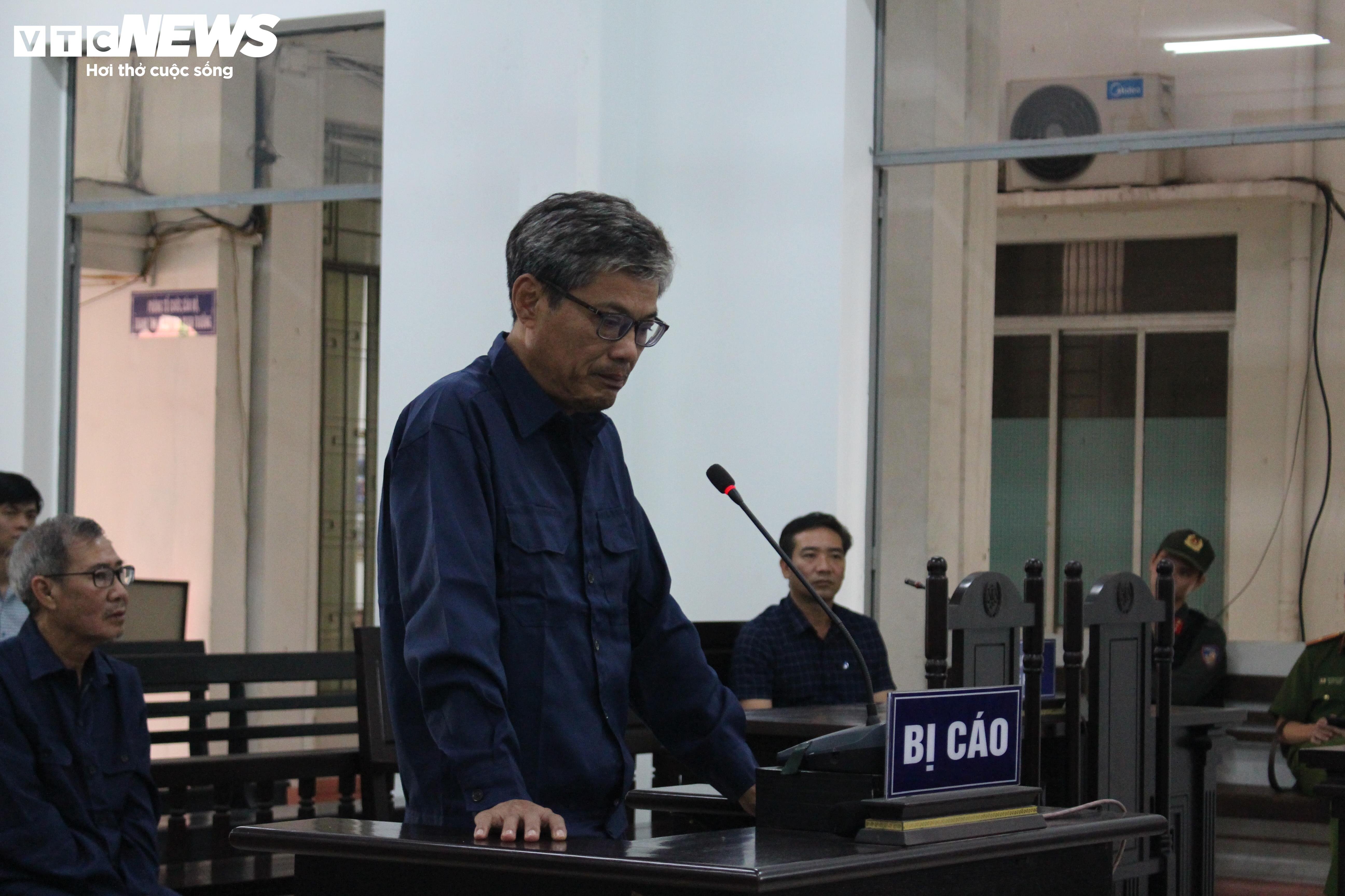 Ông Trần Sỹ Quân - Cựu Phó Cục trưởng Cục Thuế tỉnh nghẹn ngào trình bày trước tòa.
